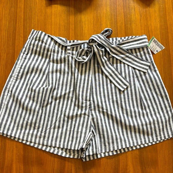 Papaya Grey and White Striped Paper Bag Shorts size M - Picture 1 of 5